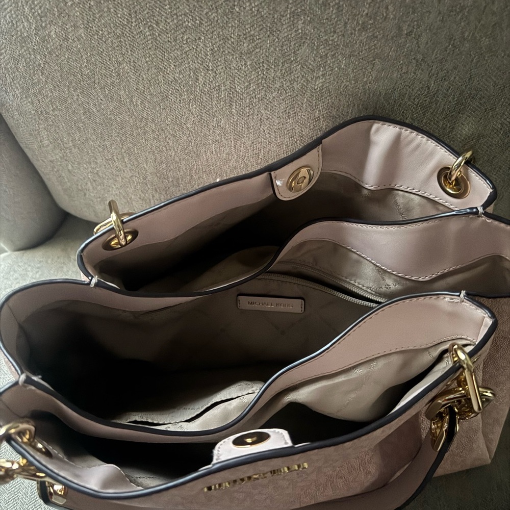 Michael Kors Pink Shoulder Bag with Gold-Tone Hardware - Picture 4 of 6